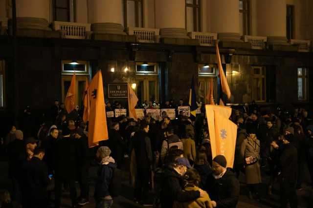 Под Офисом президента протестующие требуют отказа от новых соглашений с РФ