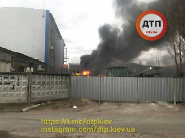 В Киеве разгорелся масштабный пожар