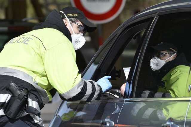 Украинцы застряли в Чехии: рейсы отменены, посольства закрыты