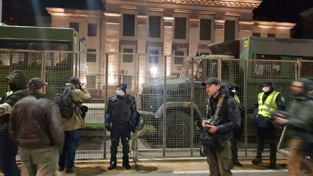 По посольству РФ в Киеве ударили из ракетницы