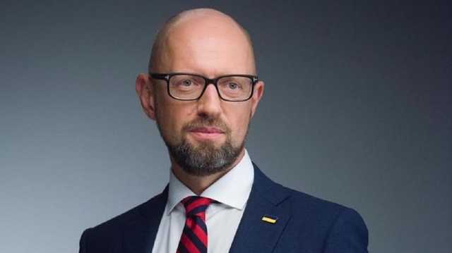 Поддерживали под руки: Яценюка в маске срочно привезли в клинику "Борис"