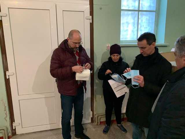 Шмыгаль проинспектировал медицинские склады и отчитался о наличии оборудования