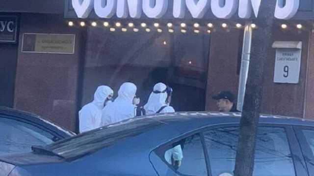 "Обрабатывали в химзащите прямо на улице": появилось показательное фото карантина в Киеве