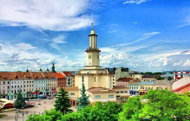 В Ивано-Франковске ввели тотальный карантин: что закрыли