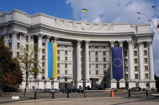 Украина закрыла консульства и прекратила выдачу виз