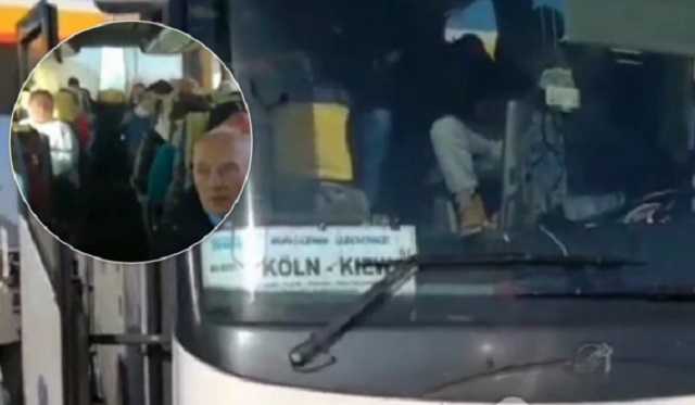 Автобус с украинцами застрял между Германией и Польшей