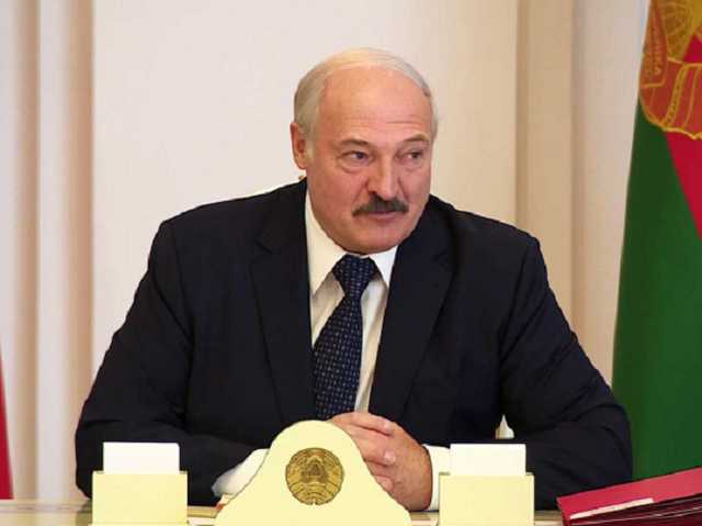 Лукашенко посоветовал бороться с коронавирусом водкой и сауной