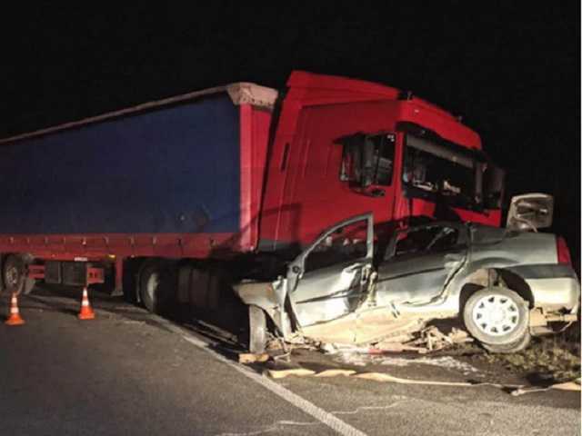 Под Ровно грузовик раздавил легковушку: есть жертвы