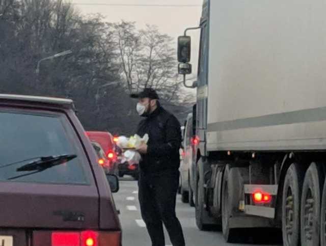 В Киеве медицинские маски продают с рук