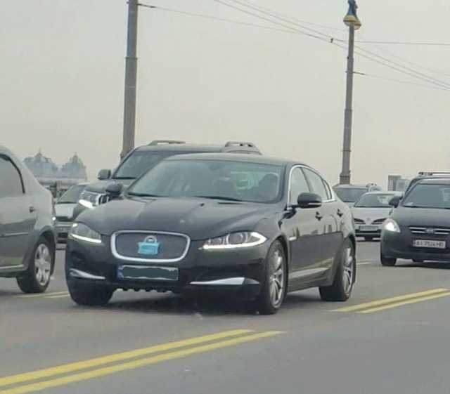 Украинцы начали цеплять противовирусные маски на машины