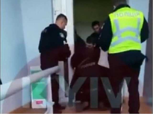 В отделении "Ощадбанка" в Киеве обезвредили неадекватного "майора полиции" с ножом