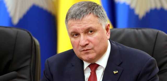 Скукота: Аваков играл в "Ферму" прямо на заседании правительства