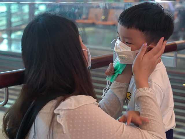 В Китае от коронавируса впервые умерли дети – младенец и подросток