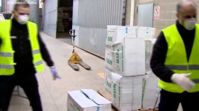 Испанский телеканал показал разгрузку респираторов из Украины