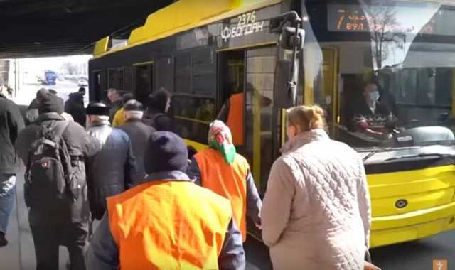 В Киеве разгневанный пассажир выбросил из автобуса водителя