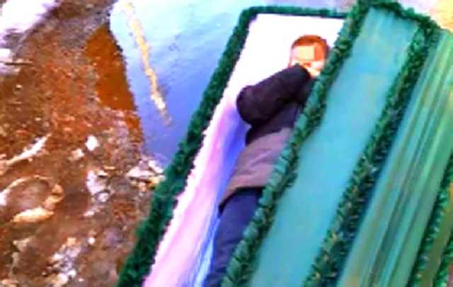 В России во время карантина малолетка залез в гроб, чтобы напугать старушку