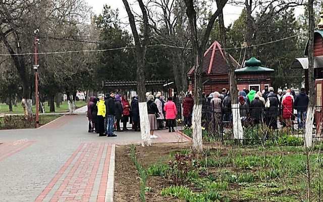 Украинцы собираются в церквях, грубо нарушая карантин