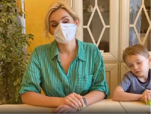 Защитная маска за две минуты: украинская певица провела мастер-класс