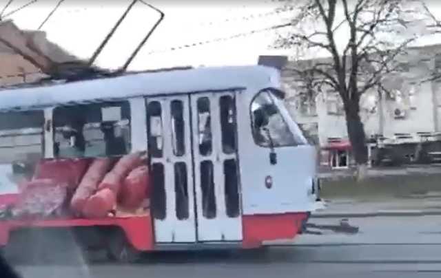 Если не пускают в трамвай: в Киеве женщина устроила оригинальную акцию протеста