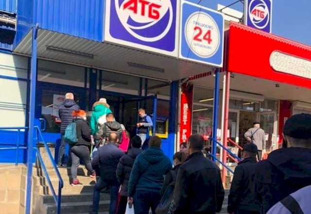 АТБ изменила правила входа в магазины с 9 до 10 утра