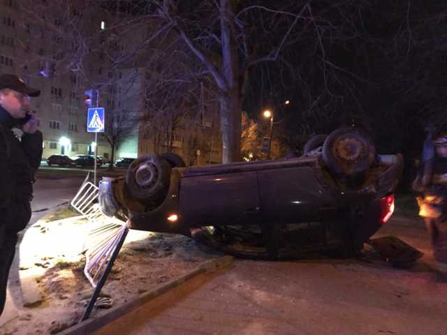 У Львові внаслідок ДТП автомобіль перекинувся на дах