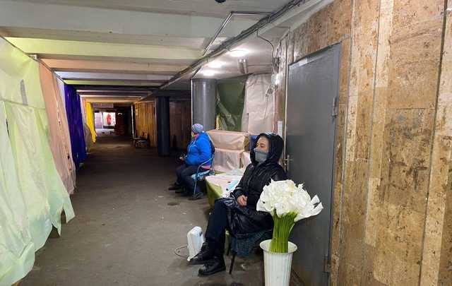 В Киеве цветочные лавки "спрятались" за шторами