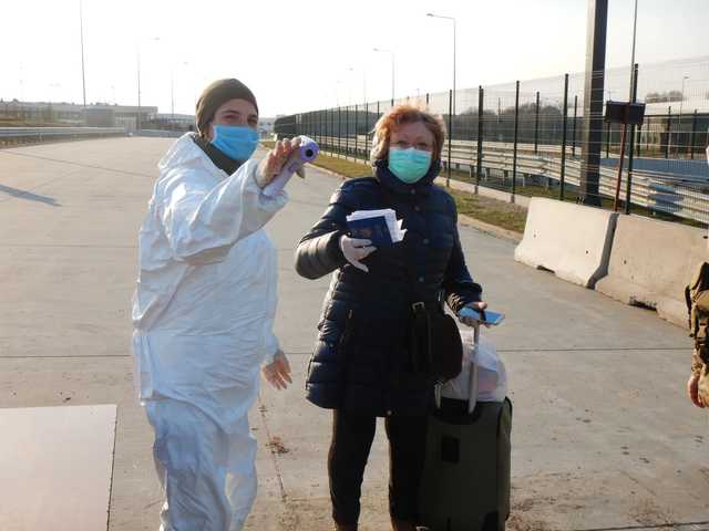 Успеть до полуночи: Украинцам разрешили пешком пересечь границу со стороны Польши