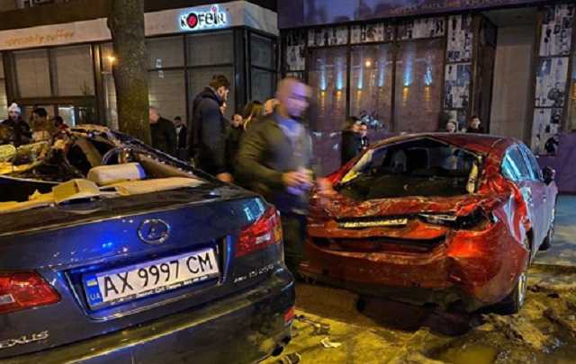 У авто снесло крышу: в Харькове патрульные попали в тройное ДТП