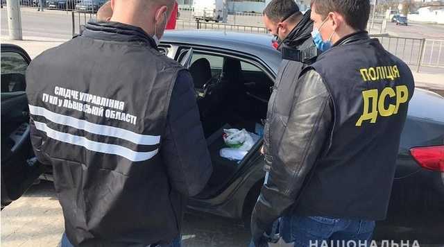 На Львівщині затримали двох осіб за вимагання з підприємця 208 тисяч «відкату»