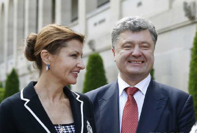 Порошенко с женой в масках сфотографировали в супермаркете