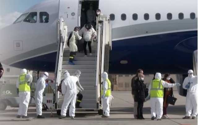 Ще 50 пасажирів рейсів із Дохи тримають у літаку: відмовляються від обсервації