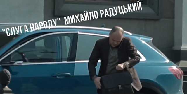 На масках заработал? "Слуга народа" под Радой "засветил" дорогое авто