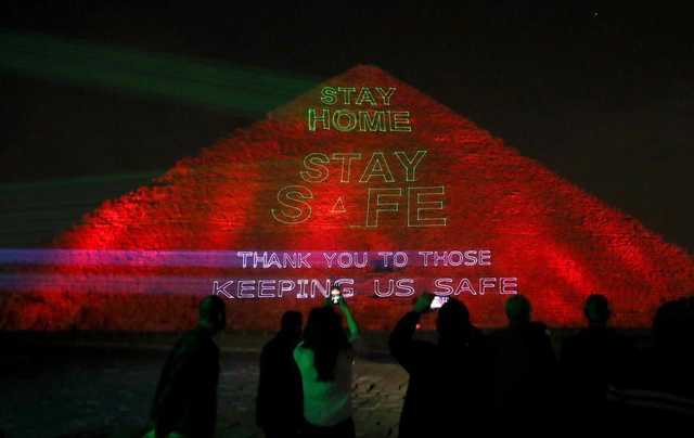Египетское правительство вывело на пирамиду проекцию с призывом к самоизоляции