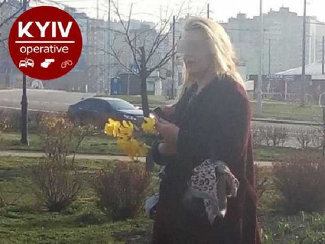 Украла цветы с клумбы в Киеве: сеть возмутил поступок горе-матери