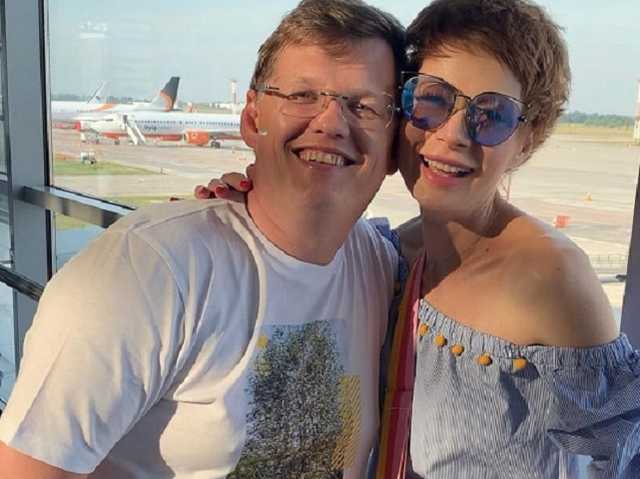 Любовь спасет мир: Розенко и Лебедь показали, как целоваться в масках