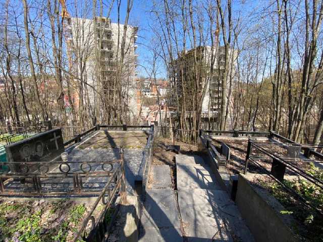 Киевляне требуют остановить незаконное строительство ЖК “Эдельдорф” возле кладбища