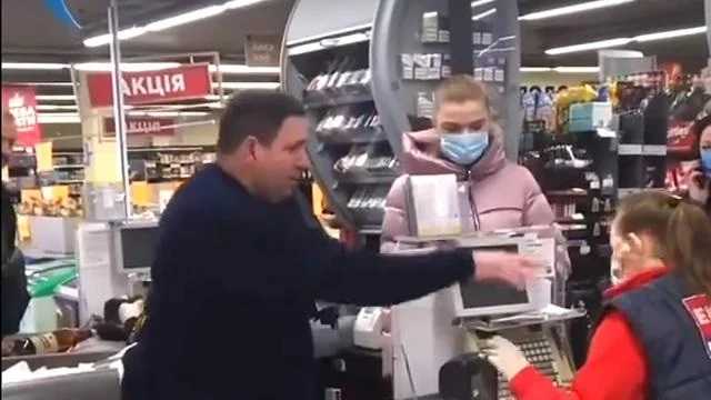 Быдло-таксиста Сергея Гременчука, который швырнул мелочью в лицо кассиру, задержала полиция