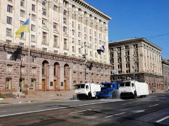 Нацгвардия водометами помыла Крещатик: в сеть попало видео