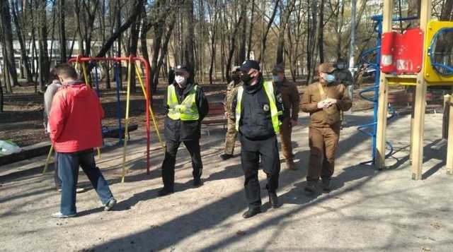 В столичных парках появились «карантинные патрули»