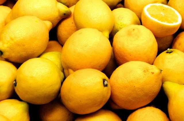 Лимоны бесплатно: в киевском магазине раздают полезный фрукт всем желающим