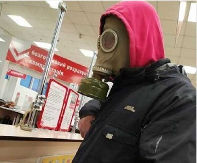 Мужчина пришел в гипермаркет Днепра в противогазе