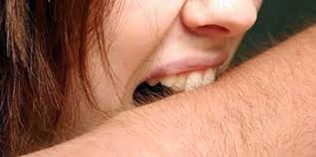 На Львовщине командир пожарной части откусил женщине палец