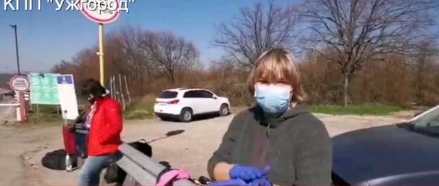 Украина уже несколько дней не впускает домой собственных граждан через границу со Словакией