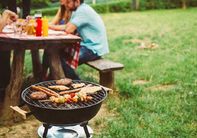 У Польщі групу поліціянтів покарали за барбекю над озером під час епідемії