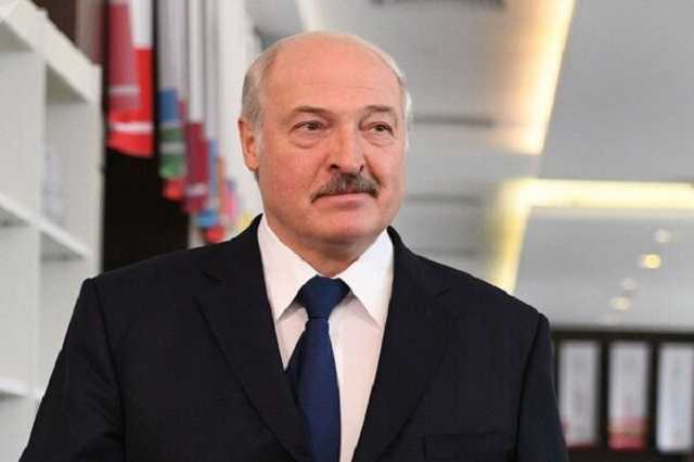 "Полные идиоты!" Лукашенко рассказал, кто "разносит" коронавирус