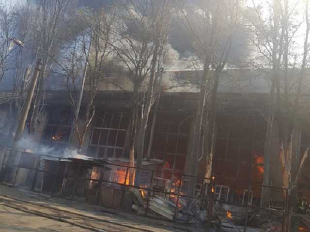 ГСЧС бросила десятки пожарных на тушение сильнейшего пожара в Киеве