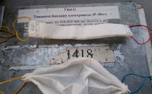 "Укрзализныця" выдала своим сотрудникам маски из бумажных салфеток: разгорелся скандал