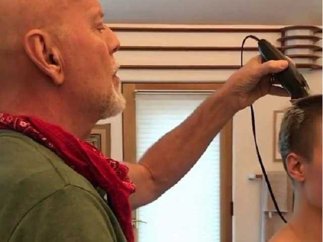 Брюс Уиллис на карантине побрил дочь, после чего она снялась топлес