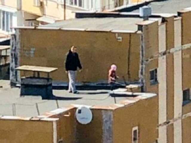 Зато карантин соблюдает: киевлянин гулял с ребенком на крыше многоэтажки