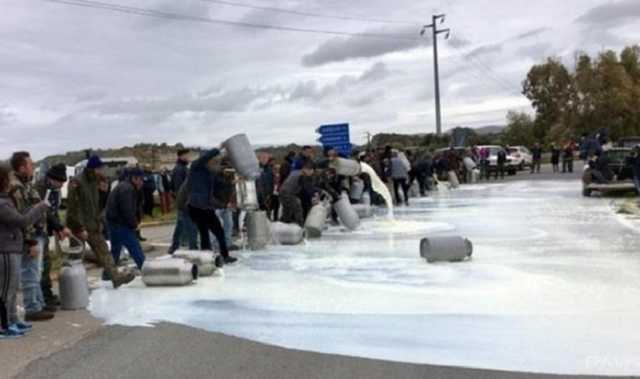 Криза на ринку: фермери в Україні зливатимуть молоко в каналізацію